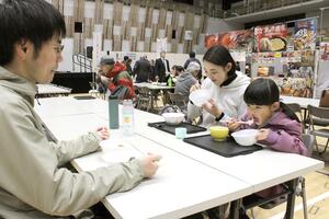 参加者が炊きたての新米コシヒカリを楽しんだ「ながおか米の陣」＝２２日、長岡市のアオーレ長岡