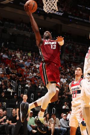 　ウィザーズ戦で攻め込むヒートのバム・アデバヨ＝マイアミ（ＮＢＡＥ・ゲッティ＝共同）