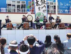 県内の太鼓団体が魅力をＰＲした新潟県太鼓まつり＝９日、新潟市中央区