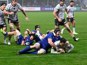 静岡―BL東京 後半、攻め込むBL東京・タマニバル(右下)。この後逆転トライを決める=ヤマハ