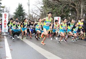 市民らが終幕を惜しみながら五泉市内を走ったマラソン大会=1月1日、五泉市粟島