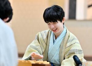 将棋の棋聖戦5番勝負第3局で杉本和陽六段を破って防衛、6連覇を飾った藤井聡太棋聖=30日午後、千葉県木更津市