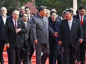 抗日戦争勝利80年記念行事に出席した中国の習近平国家主席(中央)とロシアのプーチン大統領(左)、北朝鮮の金正恩朝鮮労働党総書記ら=3日、北京(AP=共同)