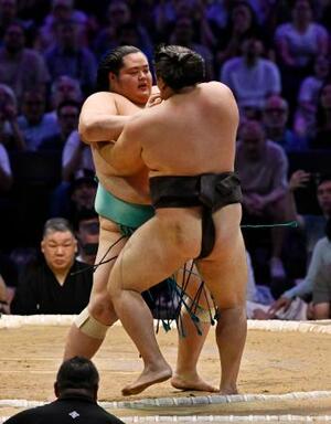 トーナメント戦決勝で霧島(手前)との大関対決を制し、優勝した琴桜=パリ(共同)