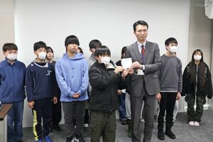 拉致問題について考えたことをまとめた動画のＤＶＤを柏崎市に託す二田小の児童たち＝柏崎市役所