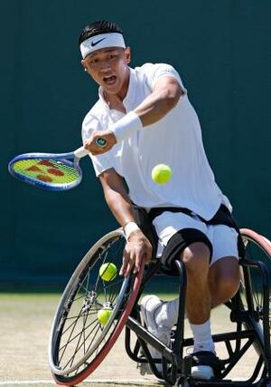 車いすの部男子シングルス準々決勝でプレーする小田凱人=ウィンブルドン(共同)