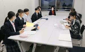 雪合戦の開催を前に話し合う三条高校の２年生と関係団体のスタッフら