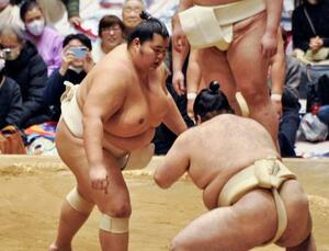 大相撲冬巡業のぶつかり稽古で胸を出す琴桜(左)=東京都町田市