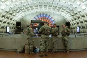 地下鉄駅の構内を名作服姿でパトロールする州兵=22日、ワシントン(AP=共同)