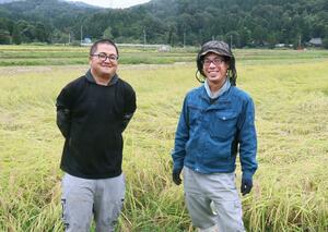 上野集落に魅力を感じ、農業を営む澁江嘉輝さん(右)と山本孝太朗さん=柏崎市