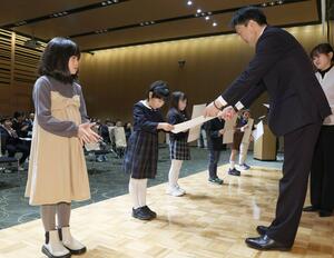 県ジュニア展の特賞に選ばれ、表彰される子どもたち＝１日、新潟市中央区万代３