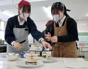 押しずしを作る高田商業高生=上越市中田原