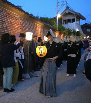 ほのかな明かりの中、優雅な舞や唄が披露された「宵乃舞」＝６日、佐渡市相川地区