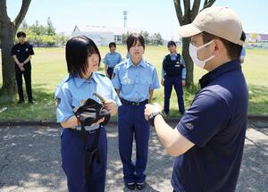 県警察学校の授業を体験する専門学校生ら＝１８日、新潟市西区小新西２