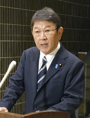 　イランへの攻撃を巡り、記者団の取材に応じる茂木外相＝１日未明、外務省