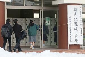 試験会場に入る受験生=10日、新潟市中央区