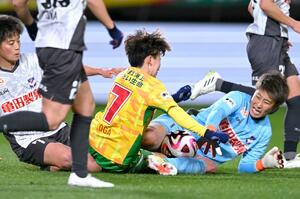 千葉-新潟L ゴールを死守するGK平尾知佳(右)=フクアリ(WEリーグ提供)