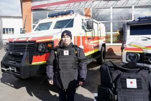 　女性向けの防護服を着るウクライナ非常事態庁関係者＝６日、キーウ（共同）