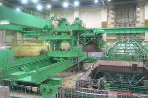 東京電力柏崎刈羽原発7号機の原子炉から核燃料を取り出す作業=21日、柏崎刈羽原発(東電提供)