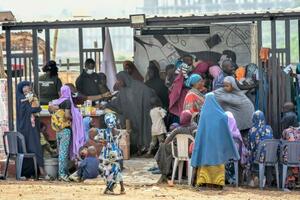 　ナイジェリア・アブジャの避難民キャンプで医薬品を求めて並ぶ人たち＝１２日（中野智明氏撮影・共同）