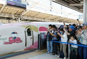 「ハローキティ」をあしらった500系新幹線のラストランに集まった大勢のファン=17日午前、JR新大阪駅