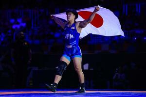 男子フリースタイル74キロ級決勝で初優勝を果たした高橋海大=15日、ザグレブ(ゲッティ=共同)