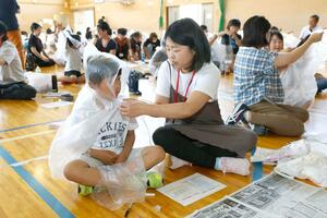 田尻小学校の親子防災学習。中越沖地震を経験していない子どもたちが、防災工作に取り組んだ=柏崎市安田