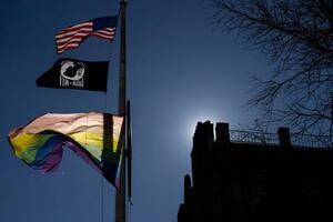　２０２５年２月、米ニューヨークの「ストーンウォール国定史跡」にある虹色の旗（ロイター＝共同）
