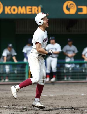長岡向陵-中越 7回1死二、三塁から四球を選んでチャンスを広げた長岡向陵の主将、加藤祥汰=三条市パールスタ(写真映像部・永井隆司)