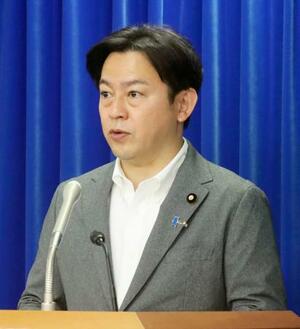 記者会見する福岡厚労相=5日午前、厚労省
