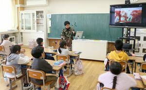 馬頭琴を演奏しながら読み聞かせをする渡辺博史さん=佐渡市畑野