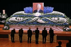 寺泊地域の観光振興に尽力した山田栄三郎さんをしのんだお別れの会＝１７日、長岡市寺泊磯町