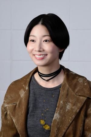 「私にとってはカメラの前で演じるより、舞台に立つ方が自然。広い空間で自由に動けて、気持ちいい」と話す土居志央梨