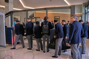 　６日、メキシコ北西部ティフアナに向かうため、トルコ南部アンタルヤの空港で保安検査を受けるイラン代表選手ら（ＡＰ＝共同）
