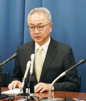 　記者会見する埼玉県立小児医療センターの渡辺彰二副病院長＝１７日午後、埼玉県庁