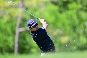 　バルスパー選手権第１ラウンド、１６番でティーショットを放つ久常涼＝１９日、フロリダ州パームハーバー（ゲッティ＝共同）