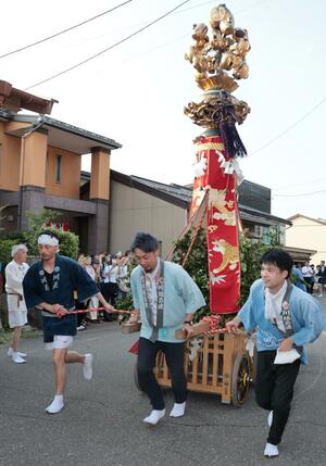 豪快に山車が引き回された江野神社の祇園祭=7日、上越市名立区