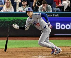 フィリーズ戦の7回、右前に適時打を放つドジャース・大谷=フィラデルフィア(共同)