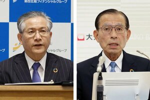 決算会見に臨む第四北越フィナンシャルグループの殖栗道郎社長(左)と、大光銀行の石田幸雄頭取=5月10日、新潟市中央区