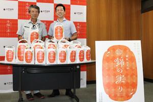 小千谷市が導入する認証米「錦の実り」をPRする生産者の南雲信幸さん(左)と宮崎悦男市長=小千谷市役所