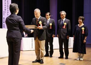 県警の滝澤依子本部長(左)から防犯功労表彰を受ける受賞者ら=新潟市中央区