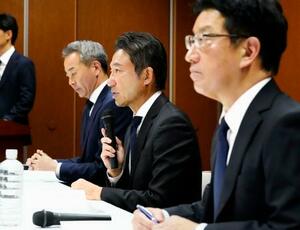 情報の不正持ち出し事案で、記者会見する日本生命保険の赤堀直樹副社長(中央)ら=12日午後、東京都千代田区