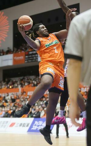 新潟-香川 第4クオーター、マックがシュートを決め70-62=アオーレ長岡