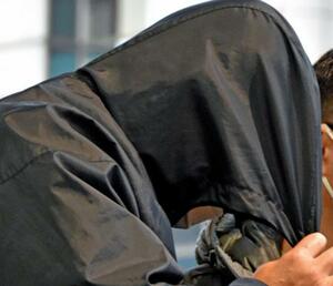 　鹿児島県・奄美大島から移送され、羽田空港に到着した小畑寛昭容疑者＝２７日午後４時５９分ごろ