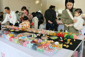色とりどりの消しゴムを選ぶ来場者＝１７日、新潟市北区東栄町１