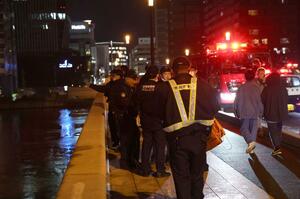 萬代橋上の警察官ら=2日午後9時前、新潟市中央区