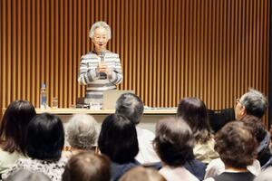 ターシャ・テューダーとの思い出などを語る食野雅子さん=15日、新潟市中央区