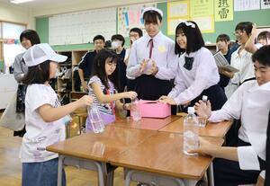 東新潟中学校で初めて開かれた「東新パワーフェスタ」。ペットボトルを使ったゲームに子どもたちも挑戦した=新潟市東区山木戸1