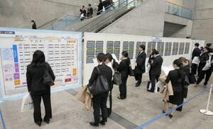 合同会社説明会に参加し、掲示板を見る学生ら=8月、千葉市