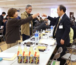 長岡市栃尾地域で醸したどぶろくを楽しむイベント=長岡市大手通1